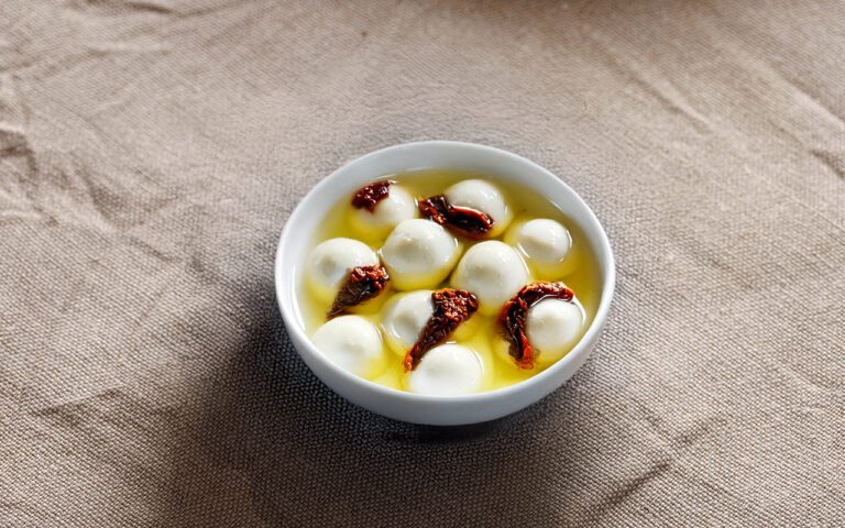 כדורי גבינה ועגבניות מיובשות